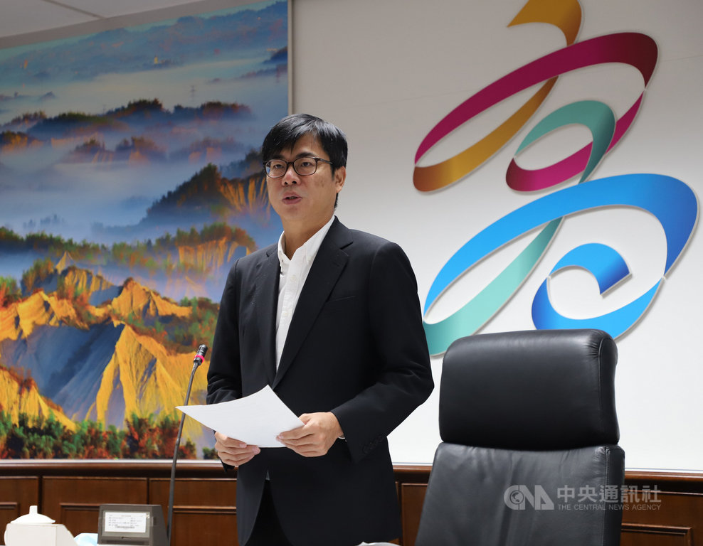 高雄市長陳其邁23日上午主持治安會報,督促警方打破過去陳規,以人民生命財產安全為優先,並要求加強各局處合作,解決如大雨後坑洞公安、治安等問題。(高雄市政府提供)中央社記者洪學廣傳真 109年9月23日