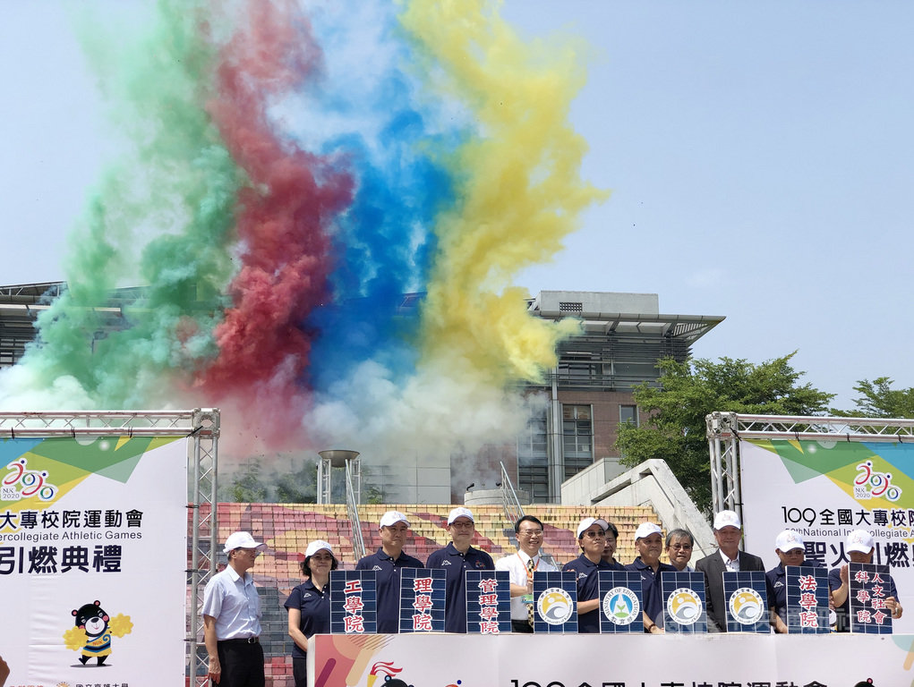 109年全國大專校院運動會24日在高雄大學舉辦聖火引燃典禮,祝福高大聖火隊25日起將展開的環台傳遞聖火旅途順利。中央社記者侯文婷攝 109年9月24日