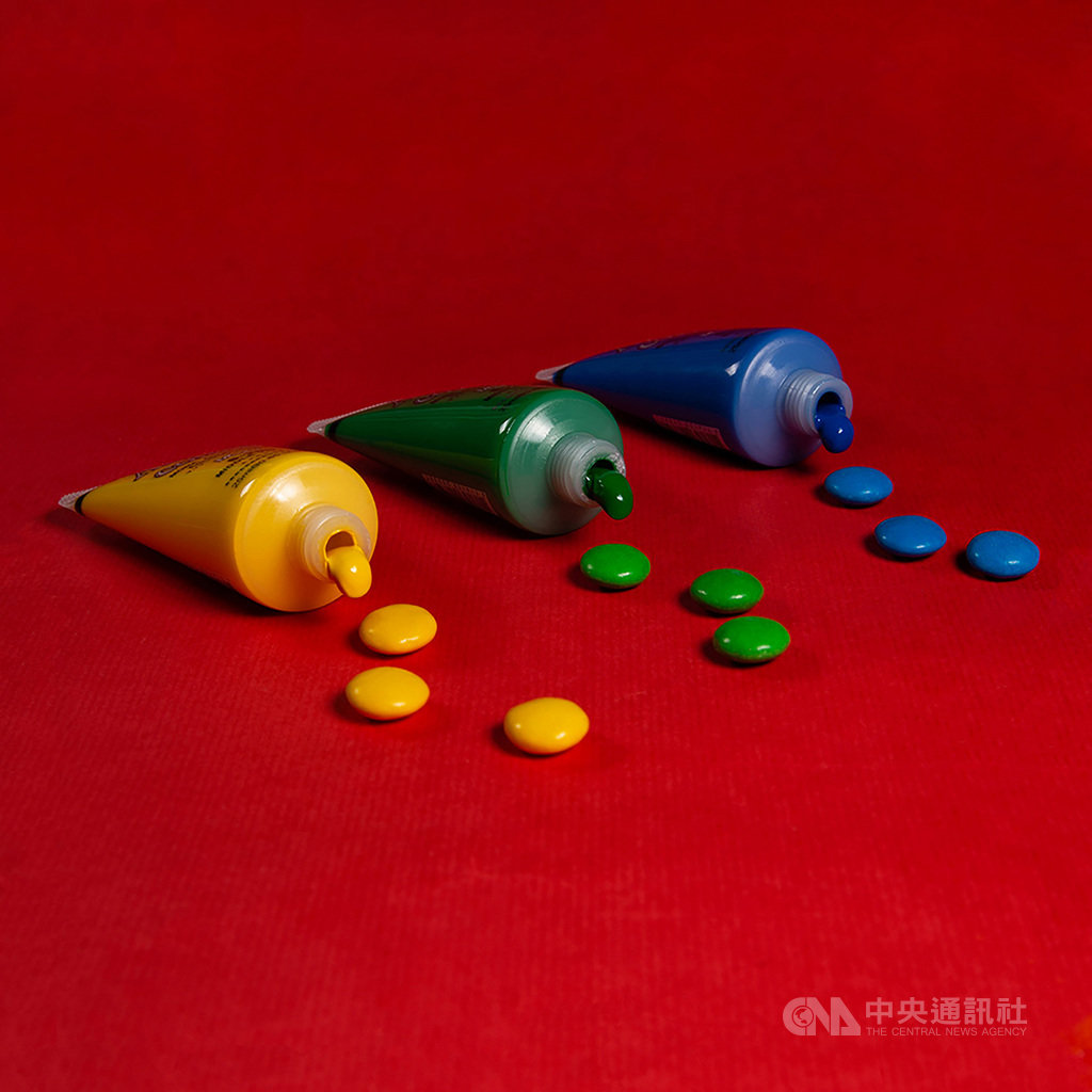 法國PX3國際攝影賽廣告類銀獎由台灣世新大學圖傳系學生陳如瑀獲獎,她把甜蜜的食物融入日常,如將彩色顏料變身為糖果等,創造強烈又有趣的衝突感。(世新大學提供)中央社記者許秩維傳真 109年9月24日
