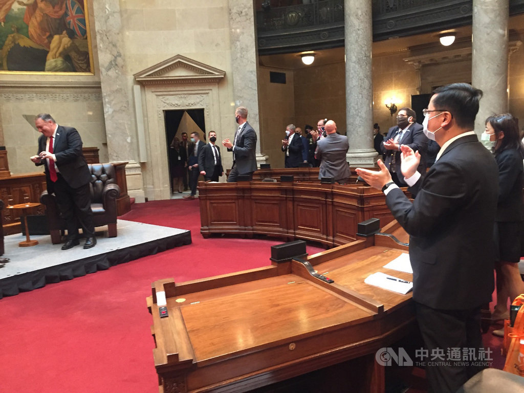 美國國務卿蓬佩奧(左)美中時間23日在威斯康辛州參議會就中共影響力發表演說,駐芝加哥辦事處長黃鈞耀(右前)出席,與在場州參、眾議員歡迎蓬佩奧。(駐芝加哥辦事處提供)中央社記者尹俊傑紐約傳真 109年9月24日