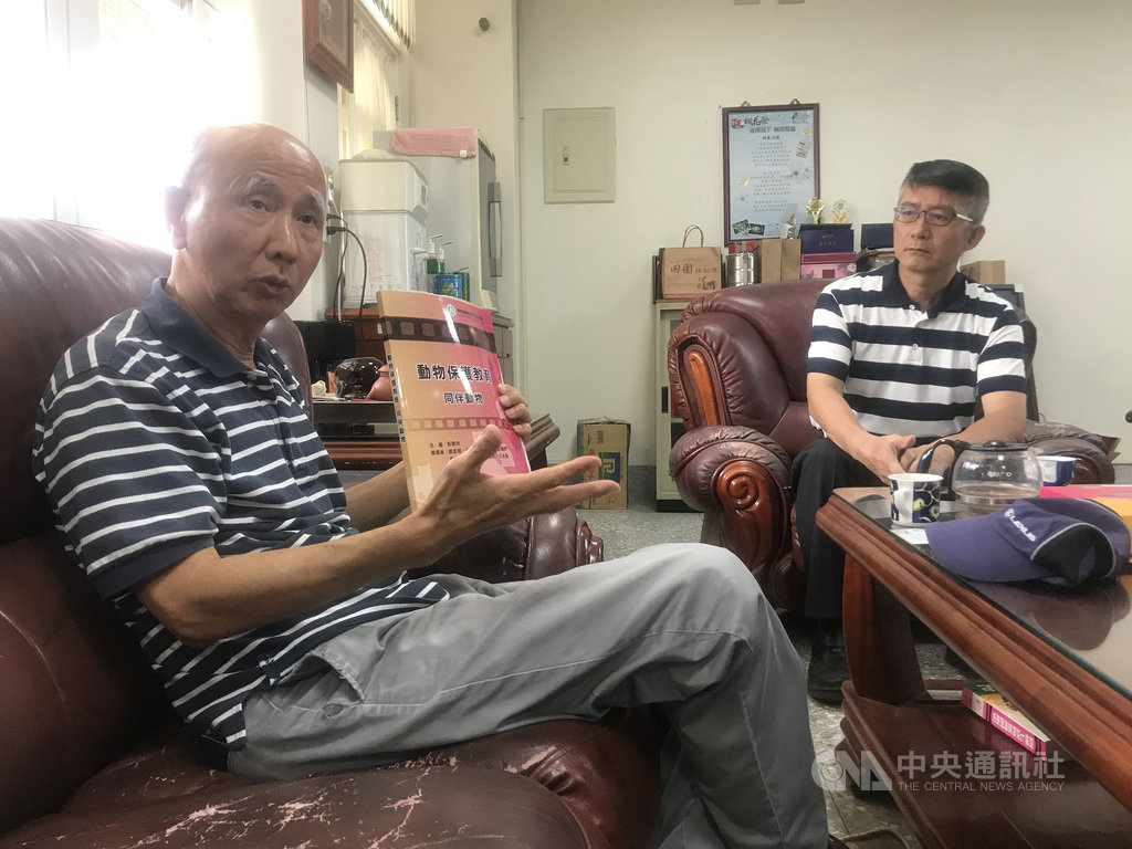 台灣動保行政監督聯盟理事長王唯治(左)24日拜訪雲林古坑國中時指出,民國107年動保法已要求12年國教應將動保教育融入課綱,校方可以考慮成立相關社團,如有不解之處可向相關動保團體詢問,一起友善愛護毛小孩。中央社記者姜宜菁攝 109年9月24日