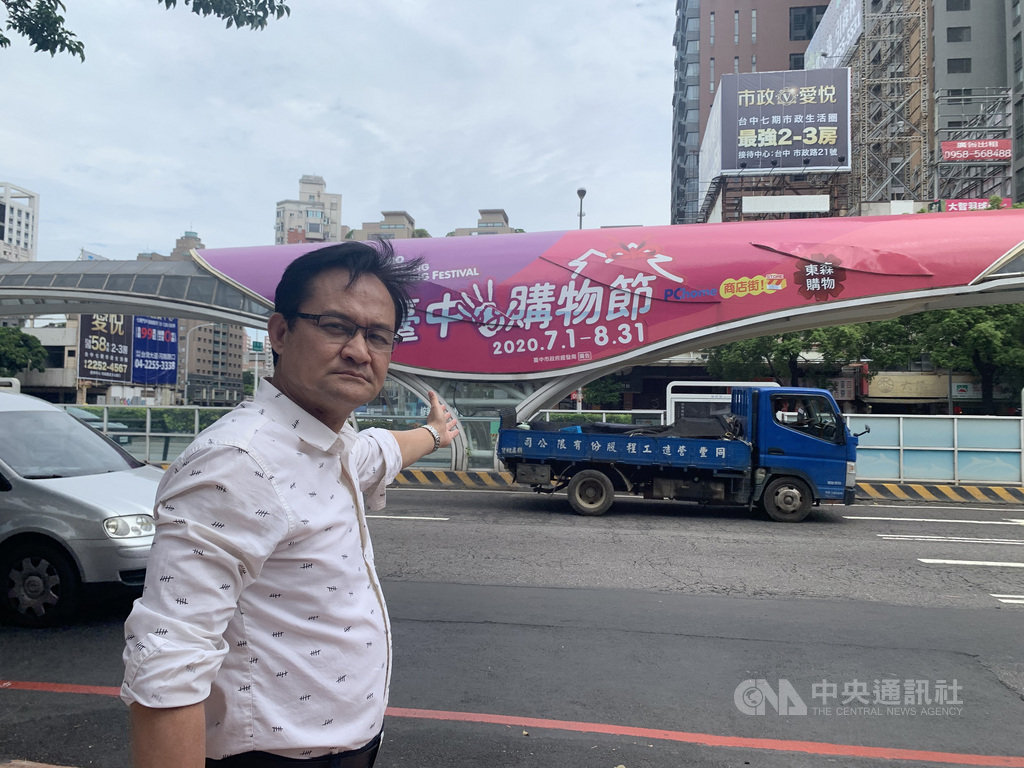 2020台中購物節已於8月底落幕,民進黨籍台中市議員張耀中卻發現台灣大道沿線公車站體還有廣告,他24日呼籲,市府應還給公車站體原本素白樣貌。中央社記者郝雪卿攝 109年9月24日