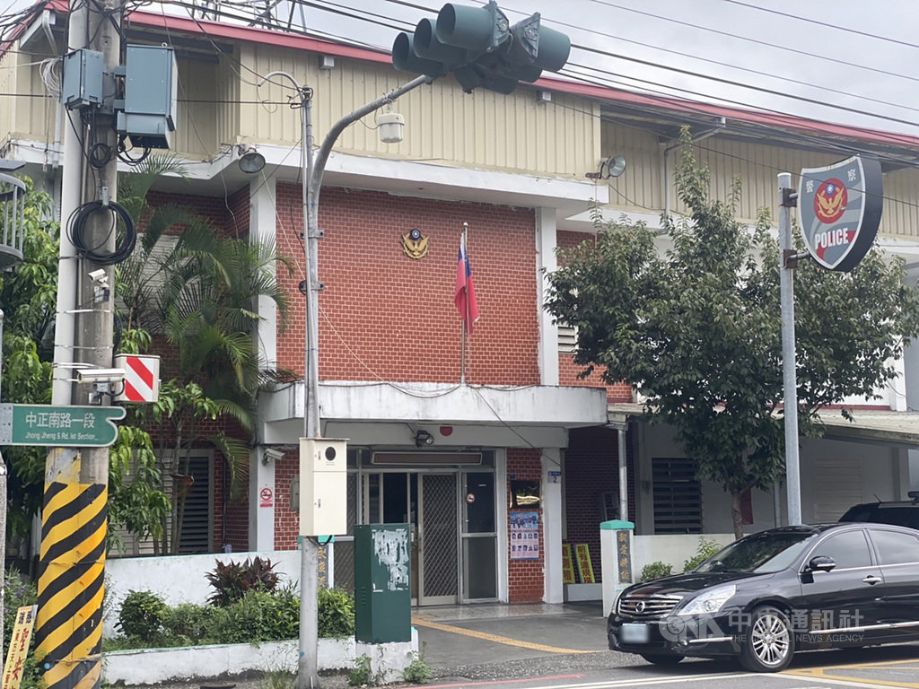 花蓮縣警察局瑞穗分駐所25歲羅姓員警24日中午執行巡邏勤務,領完槍枝後獨自走回宿舍舉槍自戕,送醫不治;自戕原因仍待釐清。(珍惜生命,自殺不能解決問題,生命一定可以找到出路。若須諮商或相關協助可撥生命線專線「1995」或張老師服務專線「1980」。)(花蓮縣警察局提供)中央社記者李先鳳傳真 109年9月24日