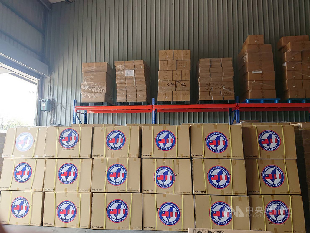 屏東縣政府獲知秘魯當地武漢肺炎疫情嚴峻,向企業界募款購買防疫物資,並透過花蓮門諾醫院醫師協助聯繫,寄送2500個抗疫防護箱供秘魯當地使用。(屏東縣政府提供)中央社記者郭芷瑄傳真 109年9月24日