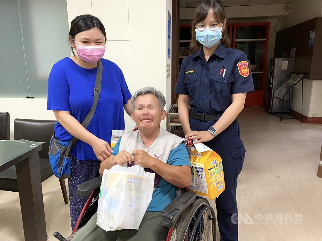 家住彰化員林的蔡女10年前無故離家,蔡母中風後思女心切,警方協助尋人成功,安排蔡女和母親相見,讓蔡母十分感謝員警幫忙,讓全家能在中秋節前團聚。(翻攝畫面)中央社記者吳哲豪傳真 109年9月24日