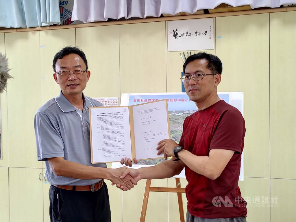 林務局屏東林區管理處24日表示,澎湖縣合橫國小率先響應簽署認養保安防風林,為西嶼鄉第2921號防風保安林,未來學校將定期的維護與環境整理。中央社 109年9月24日