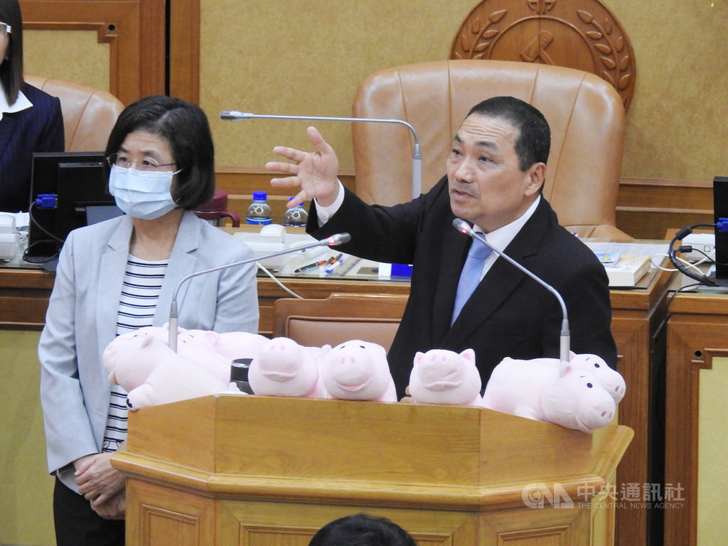 新北市長侯友宜(右)24日赴市議會施政報告,議員普遍關切中央開放進口含萊劑美豬議題,侯友宜強調,一定會和中央合作,從源頭嚴格把關,不但會要求市內加工食品廠在包裝上明確標示產地及成分,也會針對進入新北的各項肉品進行源頭管理,要求標示肉品來源。中央社記者王鴻國攝 109年9月24日
