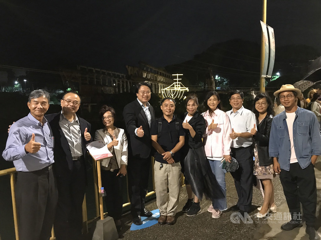 「2020基隆潮藝術:海的一日」25日將正式登場,24日晚間在正濱漁港旁舉辦開幕晚宴,並為船型光雕作品「阿根納的船」點燈,文化部政務次長蕭宗煌(左2)、基隆市長林右昌(左4)等出席。中央社記者王朝鈺攝 109年9月24日