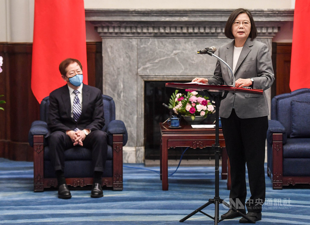 總統蔡英文(右)24日在總統府接見國際半導體產業協會(SEMI)與台灣半導體產業協會(TSIA)董監事及國內外半導體企業高層,致詞時向台積電董事長劉德音(左)等人致意。中央社記者鄭清元攝 109年9月24日