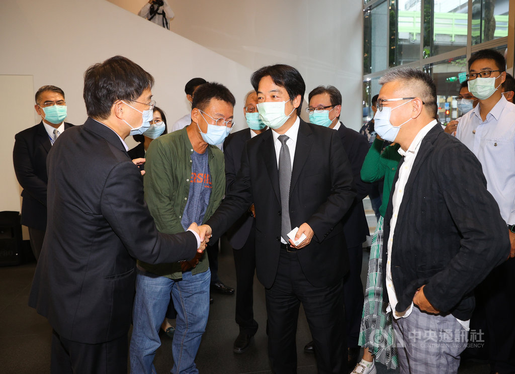 副總統賴清德(前右2)24日下午到台北忠泰美術館,參觀「SOS拯救混凝土之獸 !粗獷主義建築展」,和現場與會貴賓們握手致意。中央社記者謝佳璋攝 109年9月24日