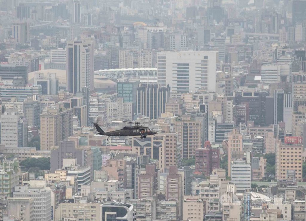 雙十國慶將至,國軍24日清晨出動UH-60M黑鷹直升機等機型,通過台北上空進行半兵力預演。(軍聞社提供)中央社記者游凱翔傳真 109年9月24日