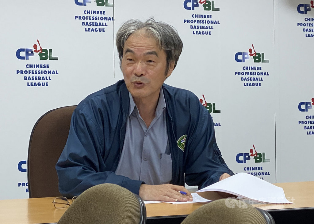 中華職棒24日舉行領隊會議,討論2021年比賽用球恢復係數,副秘書長王惠民會後表示,會要求廠商將恢復係數的中間值調降至0.550。中央社記者楊啟芳攝 109年9月24日
