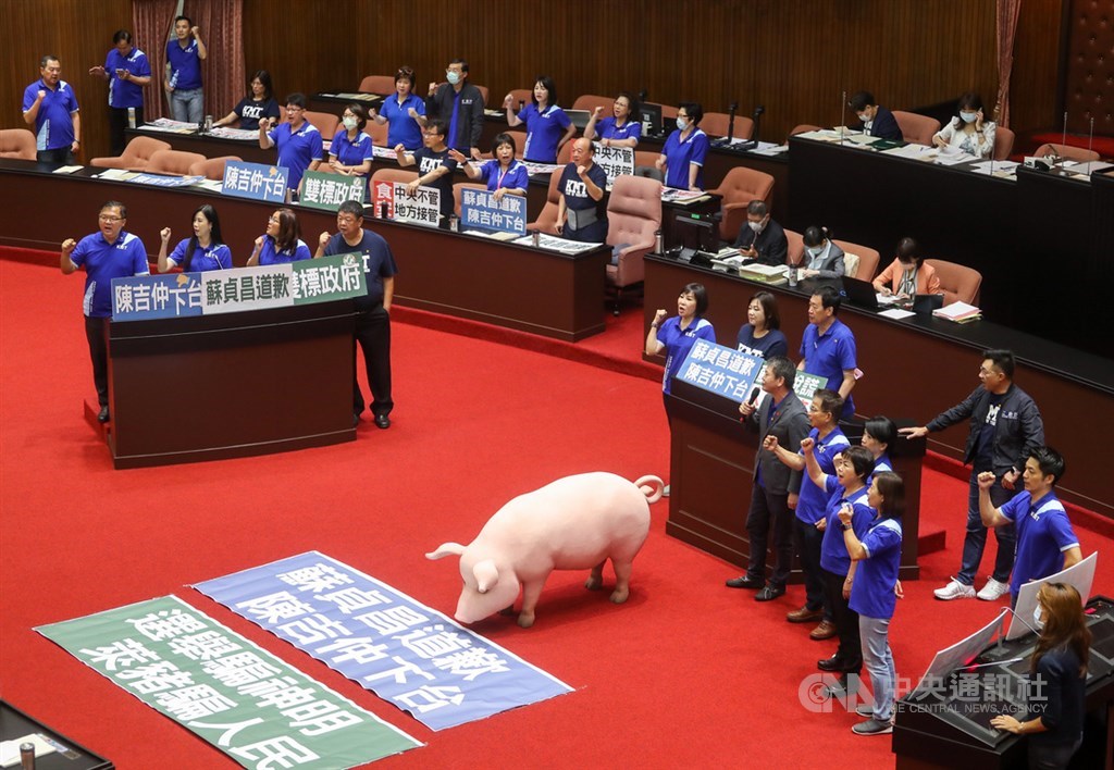 立法院會25日預計處理農委會、衛福部公告有關鬆綁含萊克多巴胺美豬的行政命令,國民黨及民進黨都發布甲級動員。圖為22日行政院長蘇貞昌施政報告前,國民黨召集黨籍立委抗議。(中央社檔案照片)