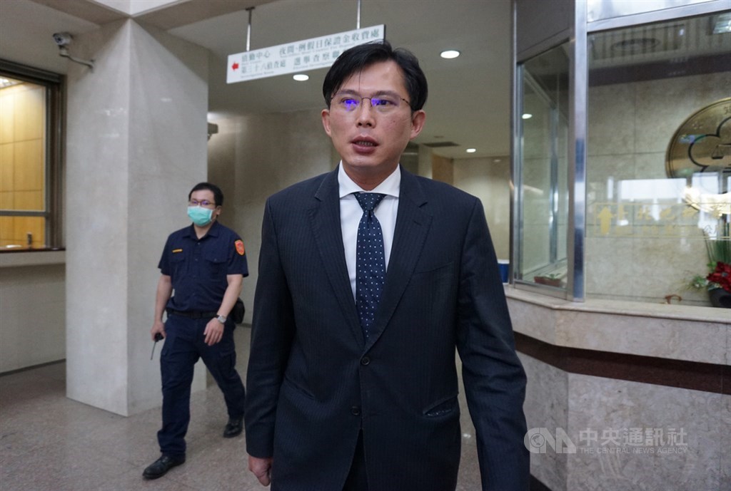 大同公司經營權之爭未平,公司派雖不認同市場派召集股東臨時會,但仍在最後期限提名董事候選人;市場派方面,前時力立委黃國昌(前)退出提名。(中央社檔案照片)