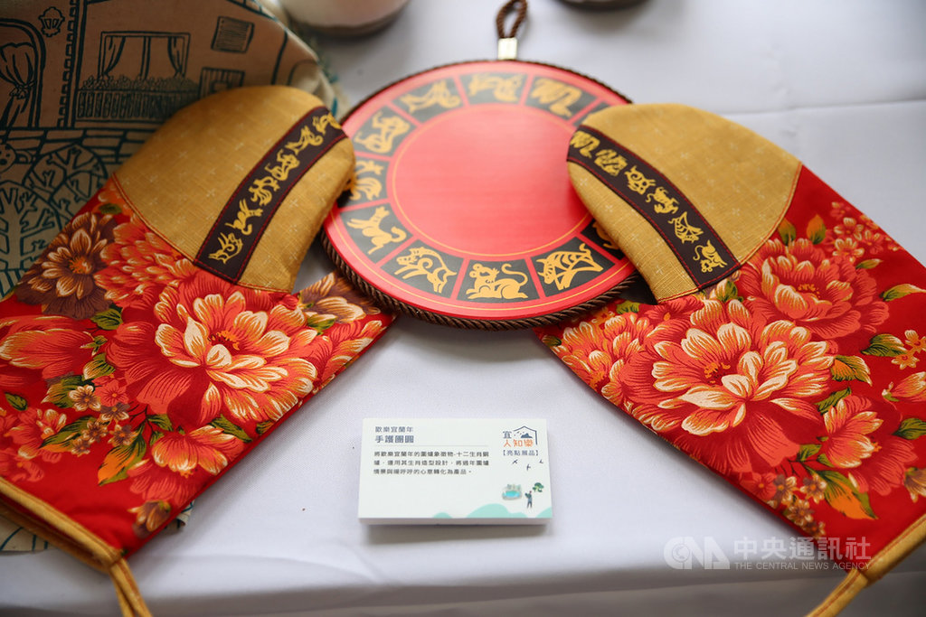 「宜.人知樂–宜蘭興生活創意展」26日起將在宜蘭中興文創園區登場,展示多樣化文創作品,像是運用生肖造型結合圍爐情景的手套「手護團圓」等。(宜蘭縣政府提供)中央社記者沈如峰宜蘭縣傳真 109年9月24日