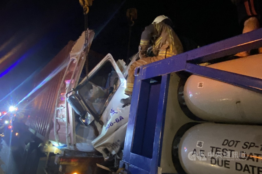 1輛貨車23日晚間行經國道1號南下283公里時,追撞前方裝載三氟化氮的槽車,貨車駕駛受困,消防人員協助脫困。(讀者提供。)中央社記者楊思瑞台南傳真 109年9月24日