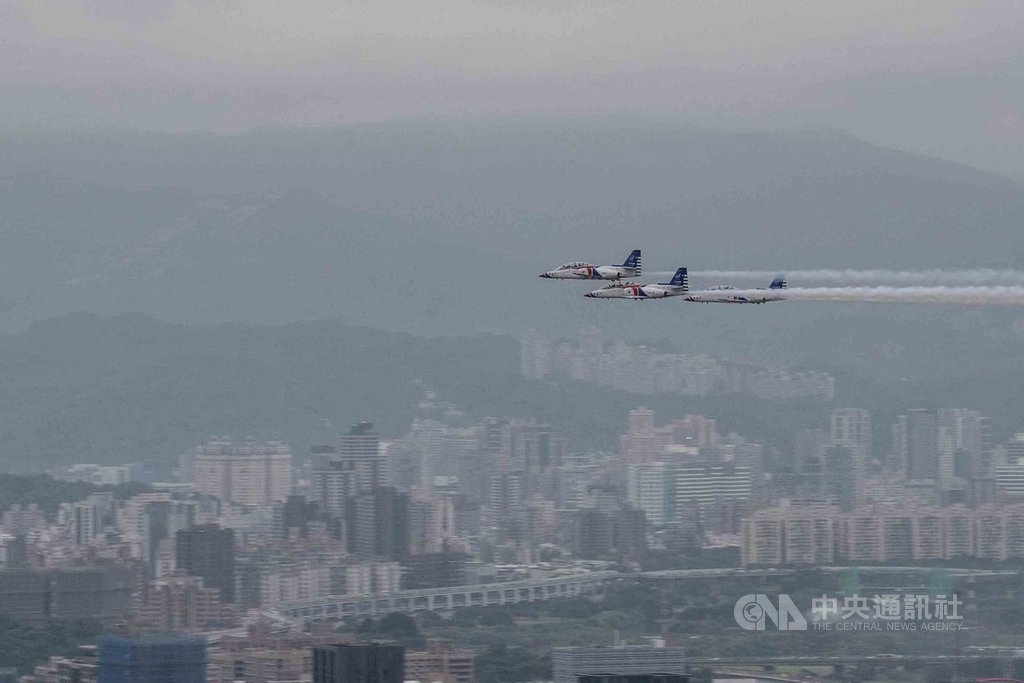 雙十國慶將至,國軍24日清晨出動AT-3教練機等機型,通過台北上空進行半兵力預演。(軍聞社提供)中央社記者游凱翔傳真 109年9月24日