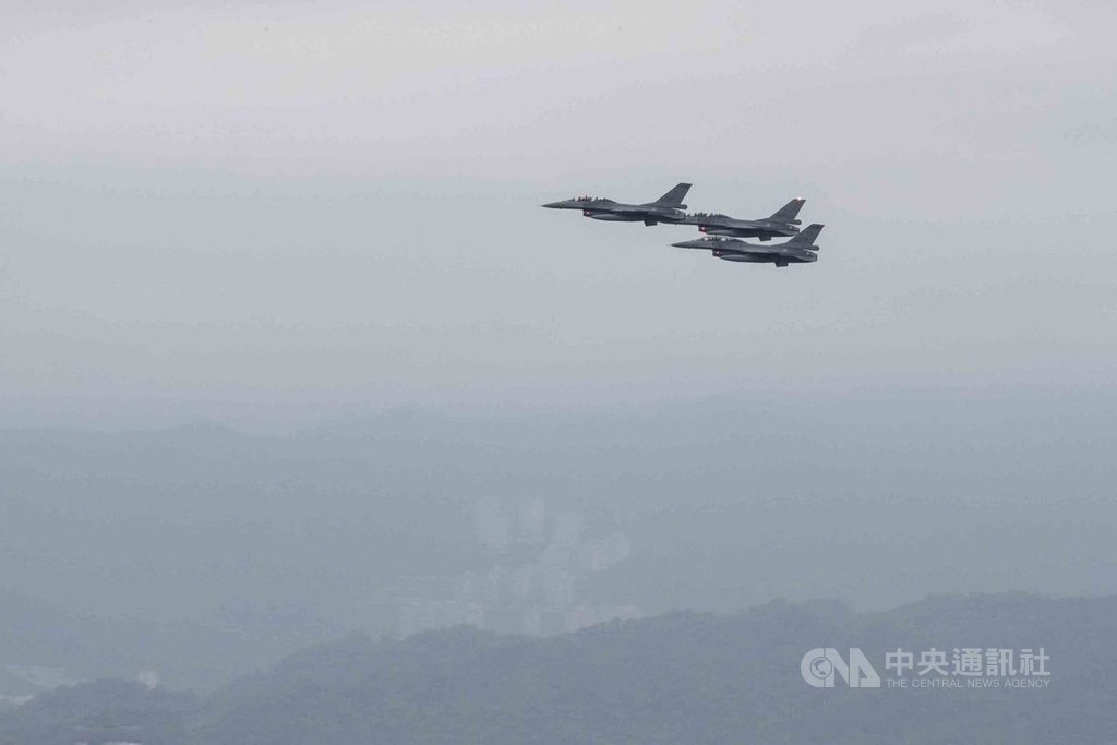 雙十國慶將至,國軍24日清晨出動F-16戰機等機型,通過台北上空進行半兵力預演。(軍聞社提供)中央社記者游凱翔傳真 109年9月24日