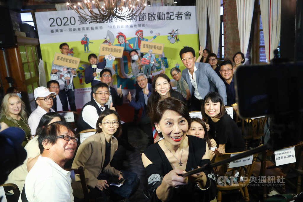 2020台灣創齡藝術節即將登場,24日舉行宣傳記者會,藝術工作者郎祖筠(前)與現場嘉賓自拍合影。中央社記者王騰毅攝 109年9月24日