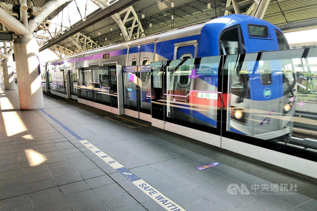 武漢肺炎國際疫情依舊嚴峻,桃園大眾捷運公司24日表示,直達車離峰時段班距時間的彈性調整將延長到12月31日。中央社記者吳睿騏桃園機場攝 109年9月24日