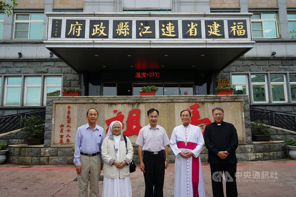 天主教台北總教區總主教鍾安住(右2)23日、24日率團前往馬祖,拜會連江縣長劉增應(中),並訪視北竿、南竿堂區業務。中央社記者邱筠攝 109年9月24日
