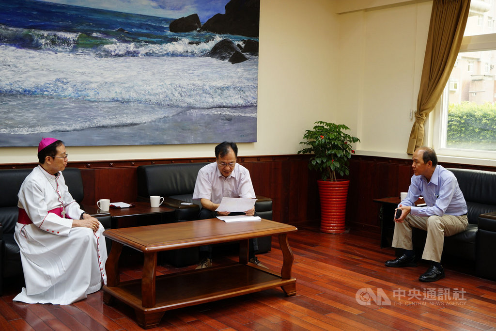 天主教台北總教區總主教鍾安住(左)23日、24日前往馬祖訪視,拜會連江縣長劉增應(中)、馬祖國家風景區管理處長方正光(右)。中央社記者邱筠攝 109年9月24日