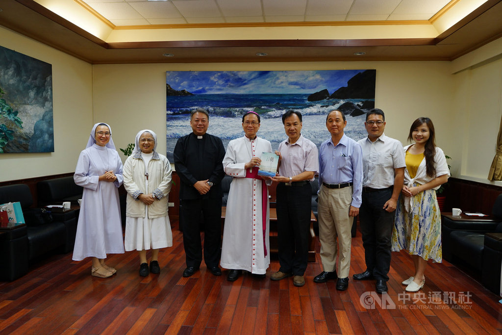 天主教台北總教區總主教鍾安住(左4)23日、24日率團前往馬祖,連江縣長劉增應(右4)致贈馬祖高粱與書籍「潮向馬祖」分享政府服務經驗。中央社記者邱筠攝 109年9月24日