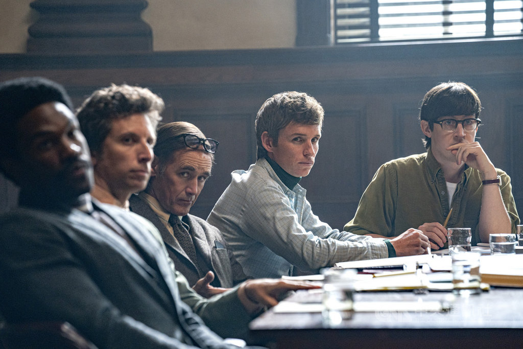 奧斯卡影帝艾迪瑞德曼 (Eddie Redmayne)(右2),在真人真事改編的電影「芝加哥七人案:驚世審判」中飾演學運領袖。(Netflix提供)中央社記者葉冠吟傳真 109年9月24日