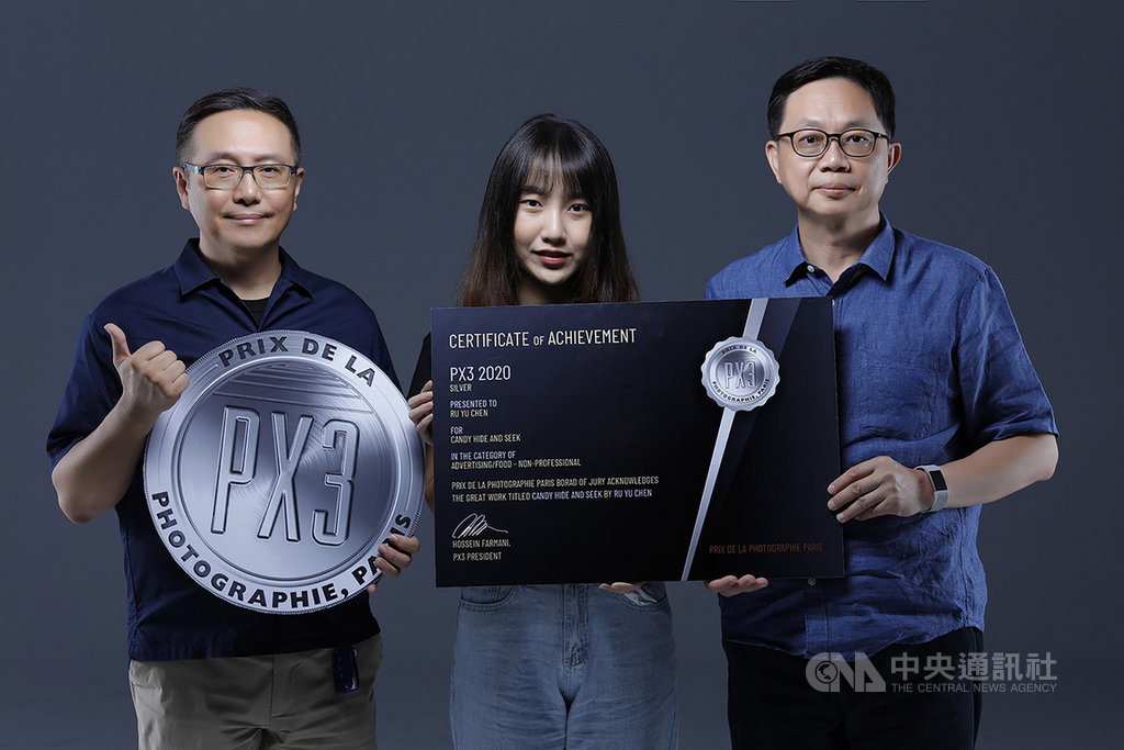 世新大學圖傳系學生陳如瑀(中)以將甜蜜的食物融入日常為創作理念,推出一系列商業攝影作品,獲法國巴黎PX3國際攝影賽廣告類銀獎肯定。(世新大學提供)中央社記者許秩維傳真 109年9月24日