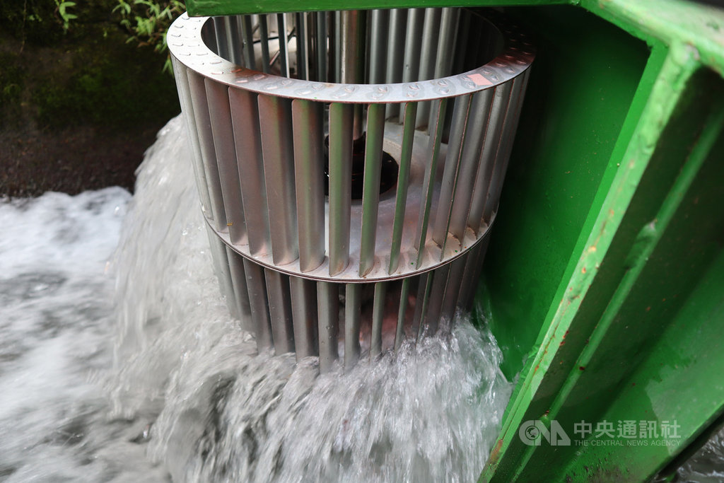 台電109年2月開始將東部發電廠研製的「川流式微水力發電設備」架設於花蓮福慧農場旁的水圳,24日舉行成果發表;由於農村水圳是平流式,需有適合的水輪機,透過吉安圳主幹下的支流轉動葉片產生動能;未來整套技術將傳授,綠色微水力發電希望能遍地開花。中央社記者李先鳳攝 109年9月24日