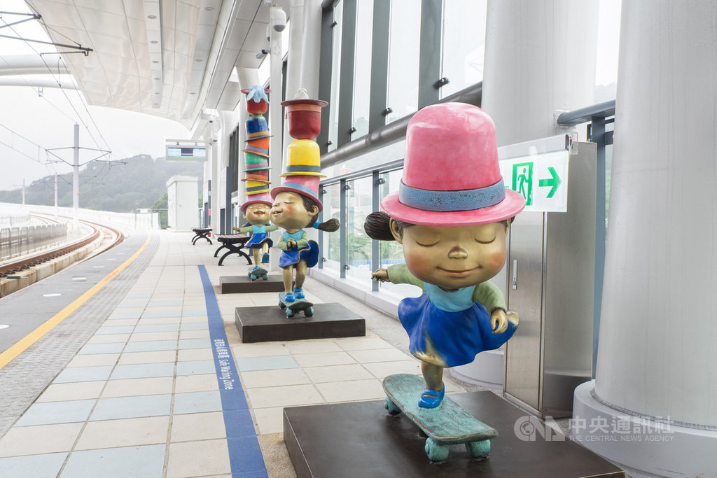 新北市淡海輕軌目前通車路線為綠山線,營運里程7.3公里,全線11個車站都設有藝術家幾米為輕軌量身打造的公共藝術作品。(新北捷運公司提供)中央社記者沈佩瑤傳真 109年9月24日