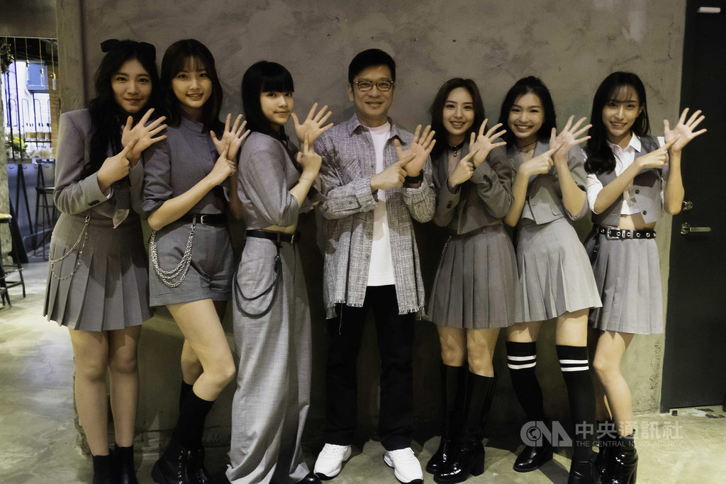 女團PER6IX日前發行全新迷你專輯,新歌「頑美」MV上線不到一週點閱已破百萬次,24日眾人在台北舉辦記者會,製作人兼老闆陳子鴻(中)也到場為團員打氣。(喜歡音樂提供)中央社記者王心妤傳真 109年9月24日