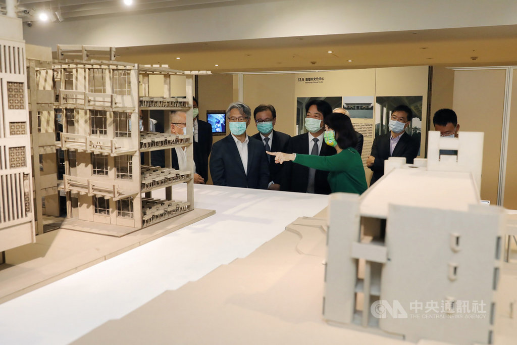 副總統賴清德(左3)24日到台北忠泰美術館參觀「SOS拯救混凝土之獸!粗獷主義建築展」。(總統府提供)中央社記者溫貴香傳真 109年9月24日