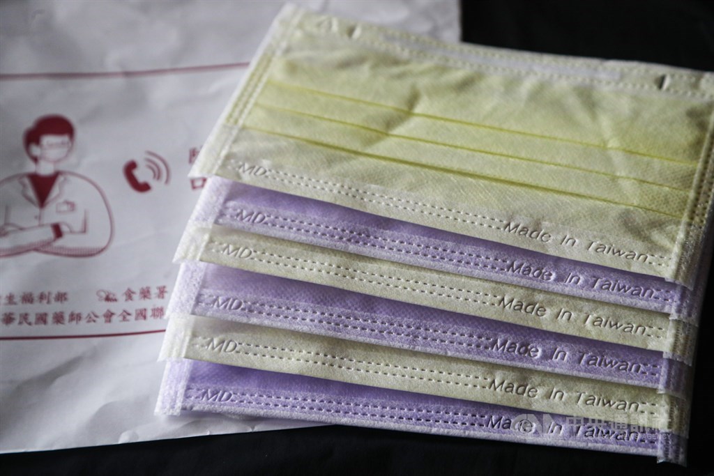 防中國製非醫用口罩混充國產醫用口罩,印有MD(醫用)及Made In Taiwan(台灣製造)的雙鋼印醫用口罩24日在全台實名制藥局、衛生所開賣。中央社記者王騰毅攝 109年9月24日