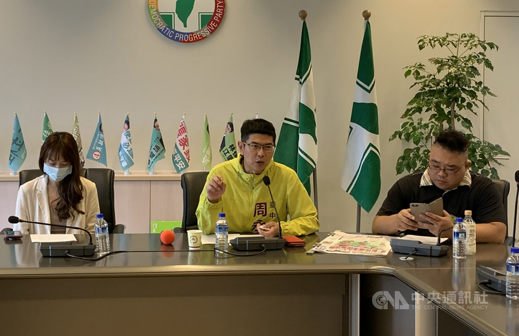 民進黨籍台中市議員周永鴻(中)24日在記者會中指出,台商逐漸回流,讓產業界很需要移工投入生產線,但產業界近期苦於移工進不來的問題,原因是出在多數仲介業者找不到讓移工入住的防疫旅館。台中市勞工局回應表示,目前尚無房間數不足問題。中央社記者郝雪卿攝 109年9月24日
