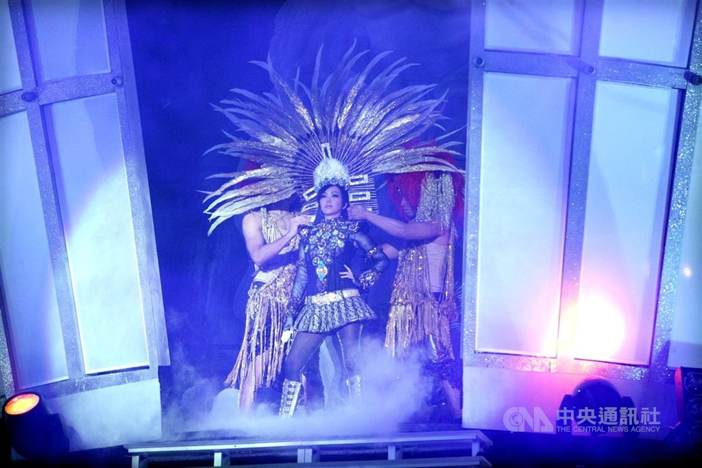 張惠妹2007年舉辦Star Tour演唱會,以女獅王造型氣勢登場。(中央社檔案照片)
