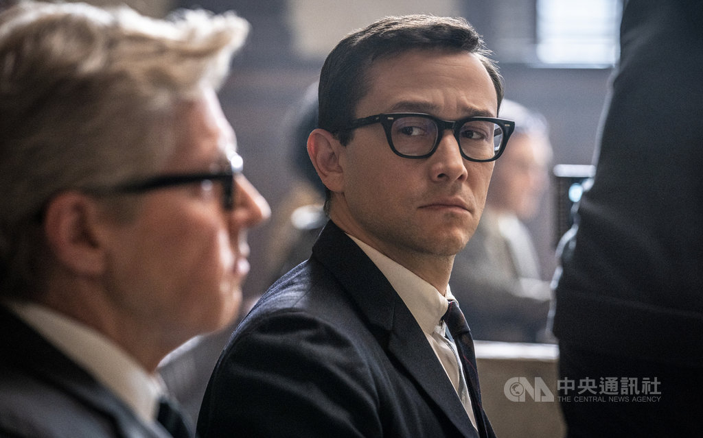超愛台灣的好萊塢男神喬瑟夫高登李維(Joseph Gordon-Levitt)(右),在電影「芝加哥七人案:驚世審判」中,飾演反派檢察官。(Netflix提供)中央社記者葉冠吟傳真 109年9月24日