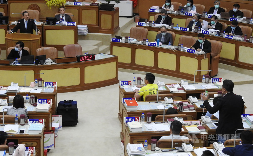 新北市長侯友宜(後左立者)24日在市議會被議員質疑成為台北市長柯文哲參選總統的假想敵,並備要求表態是否選總統,侯友宜說,「我明確說,柯文哲是我的好朋友,不要破壞我們的感情。」中央社記者王鴻國攝 109年9月24日
