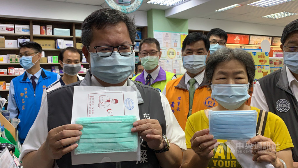 實名制雙鋼印口罩24日開賣,桃園市長鄭文燦(前左)上午前往藥局視察販售情形,親自購買口罩,並與民眾合影。中央社記者葉臻攝 109年9月24日