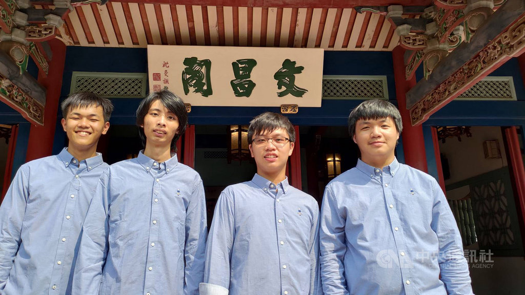 台灣參加新加坡舉辦的第32屆國際資訊奧林匹亞競賽,派出4名選手獲得3銀、1銅,成績並列世界第6。左起台南一中學生曹宸睿、台北市建國高中學生楊承澔、國立科學工業園區實驗高中學生陳冠辰、建國高中學生林秉軒。(教育部提供)中央社記者陳至中台北傳真 109年9月24日