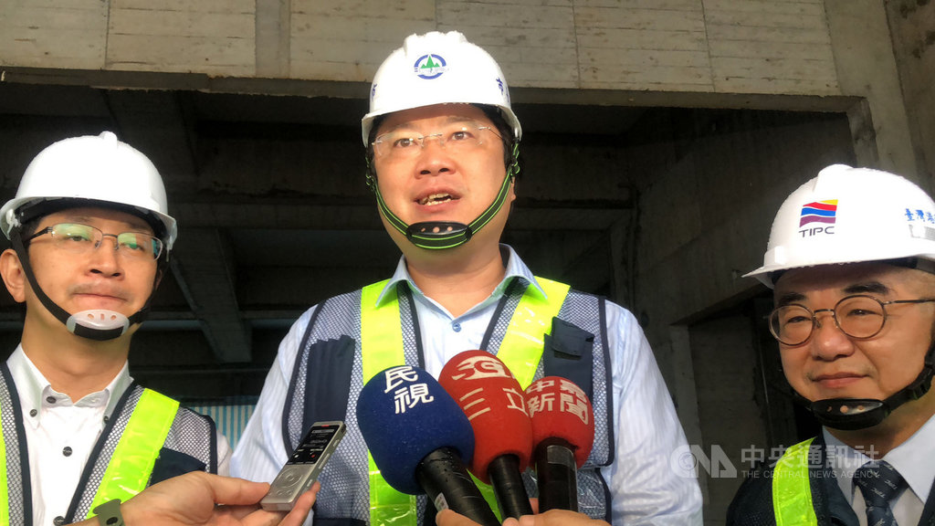基隆市長林右昌(中)24日與民進黨立委蔡適應(左)及基隆港務分公司總經理高傳凱(右)等人前往基隆港西11號碼頭瞭解軍港西遷工程,林右昌對於工程進度感到滿意,給港務公司打90分。中央社記者王朝鈺攝 109年9月24日