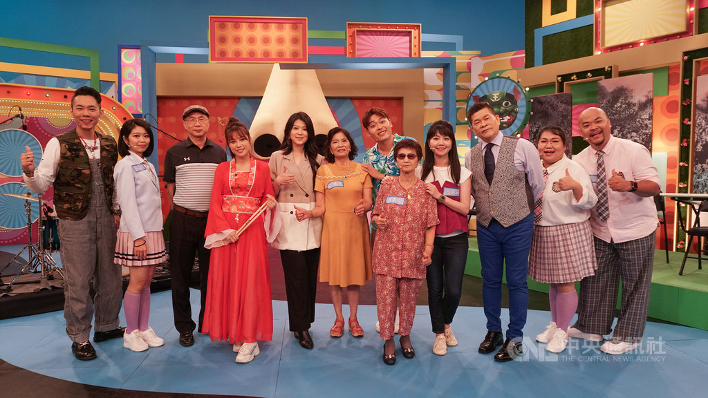 金曲歌后曹雅雯(左5)在公視台語台綜藝節目中,演唱歌曲「阿嬤的話」,獻給民進黨立委高嘉瑜(右4)及藝人又仁(後中右花襯衫者)的阿嬤。(公視台語台提供)中央社記者葉冠吟傳真 109年9月24日
