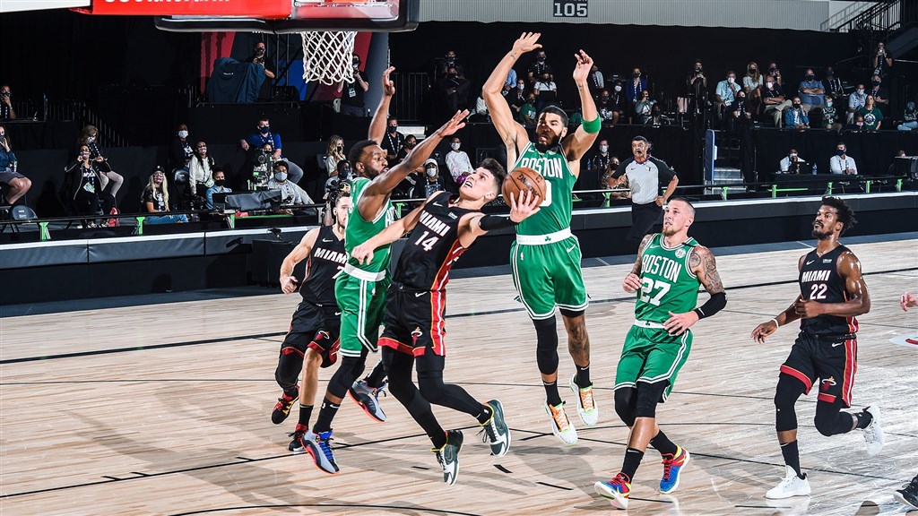 美國職籃NBA邁阿密熱火23日歷經一番苦戰,終場112比109擊敗波士頓塞爾蒂克。(圖取自twitter.com/MiamiHEAT)