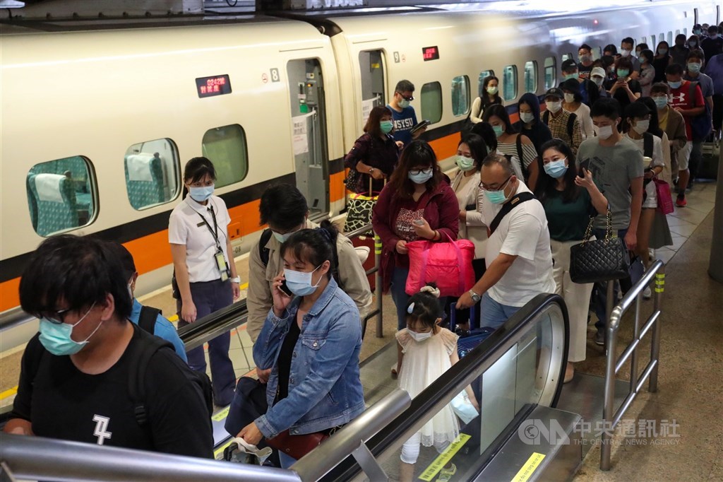 高鐵為疏運國慶假期人潮,再加開6班次列車,包括南下4班、北上2班,26日凌晨零時起開放訂購。(中央社檔案照片)