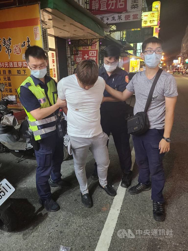 台中市黃姓男子(左2)23日攔下李男駕駛的計程車,藉故要對方開到龍井山區,見四下無人持美工刀劃傷李男脖子搶走新台幣2000多元,警方當晚循線在沙鹿區將黃男逮捕送辦。(民眾提供)中央社記者蘇木春傳真 109年9月23日