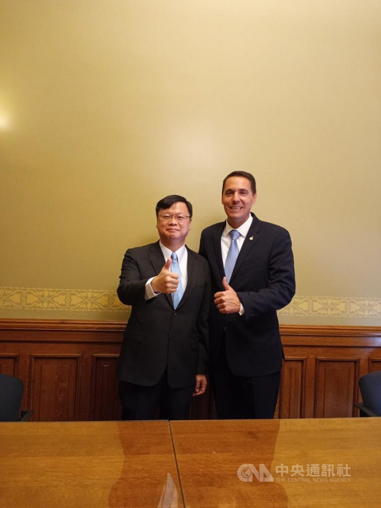 威斯康辛州參議會議長羅斯(右)邀請駐芝加哥辦事處長黃鈞耀(左)出席美國國務卿蓬佩奧演說,兩人於活動後合影。(駐芝加哥辦事處提供)中央社記者尹俊傑紐約傳真 109年9月24日