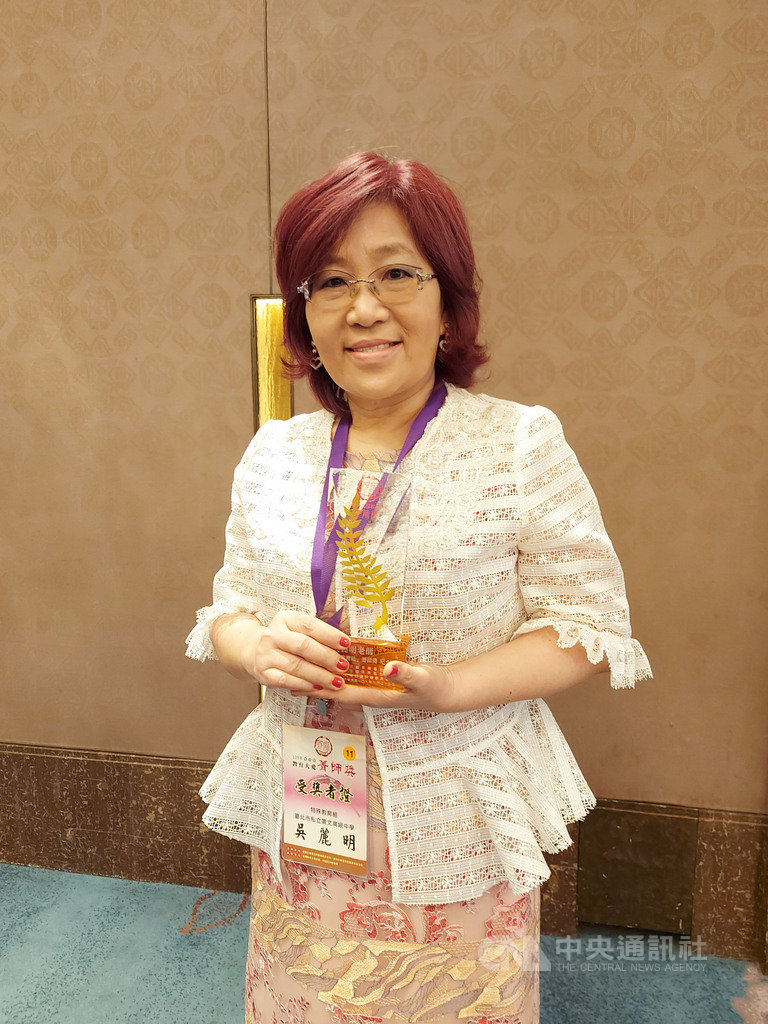 台北市景文高中特教組長吳麗明(圖),50歲時才正式成為特教老師。她會到特教學生家裡拜訪,瞭解孩子特質和家長期望,並幫忙找資源,讓學生在生活、課業上都能獲得最好的協助,獲得特殊教育組菁師獎。中央社記者許秩維攝 109年9月24日