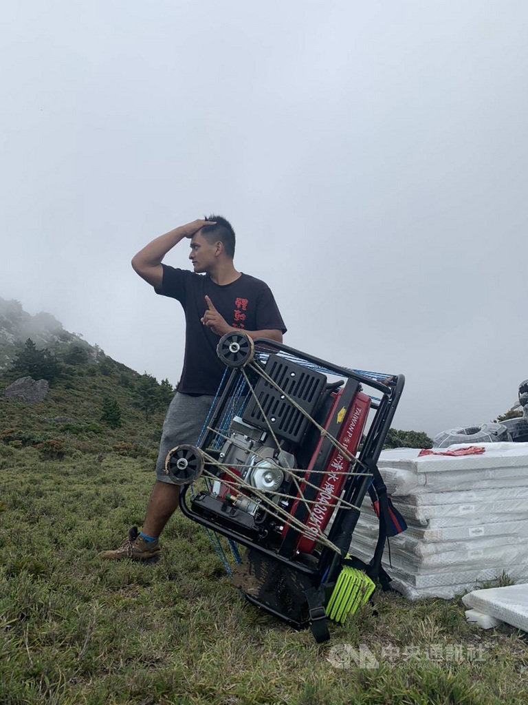 國家通訊傳播委員會(NCC)和林務局在嘉明湖步道的玉山圓柏附近架設基地台,其中最重要的100公斤發電機要如何運上山,令工程人員相當頭痛,最後由有鋼鐵人之稱、嘉明湖熊出沒企業社嚮導兼協作的布農族人比勇(胡軒威)擔下重任。(嘉明湖熊出沒提供)中央社記者盧太城台東傳真 109年9月24日