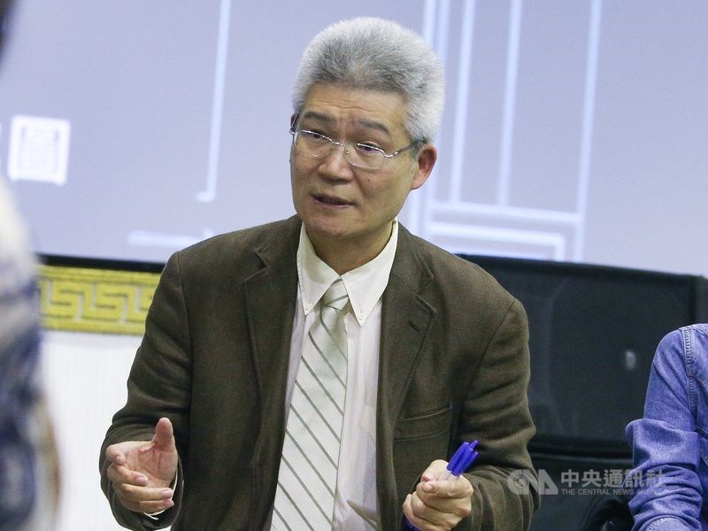 國民黨團總召林為洲24日質疑中正大學傳播學系教授胡元輝(圖)主導公視法修法,不知利益迴避。胡元輝表示,他僅是受邀諮詢學者,且修法縱獲通過,也不可能溯及本屆(第7屆)董事,無利益迴避問題。(中央社檔案照片)