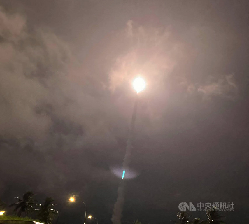 台東地區24日晚間傳出轟隆巨響,為中科院試射飛彈;飛彈自三仙台附近射出後,火焰照亮天空,不過天空雲層厚,飛彈竄升約21秒即被雲層遮蔽,但聲音仍然響徹天際。中央社記者盧太城台東攝 109年9月24日